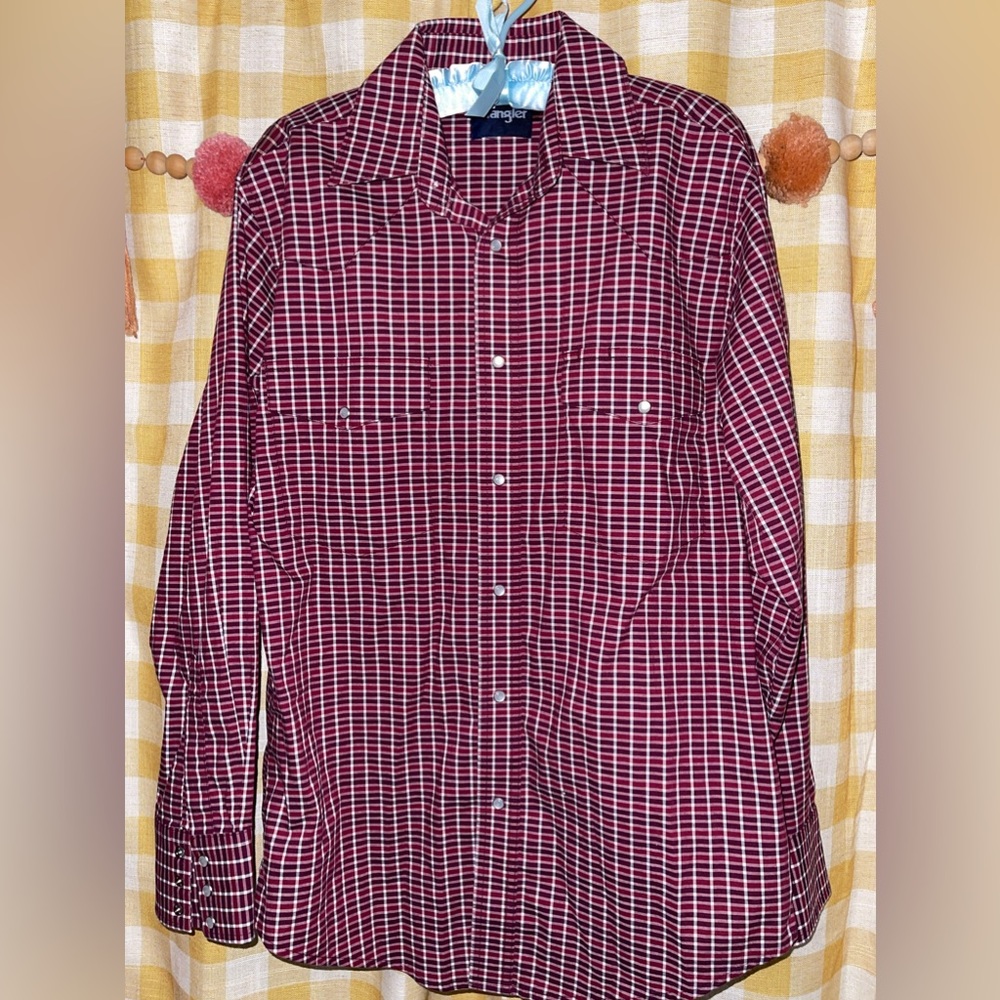 Wrangler Women’s L Large plaid western shirt w pearl snap button closure. EUC